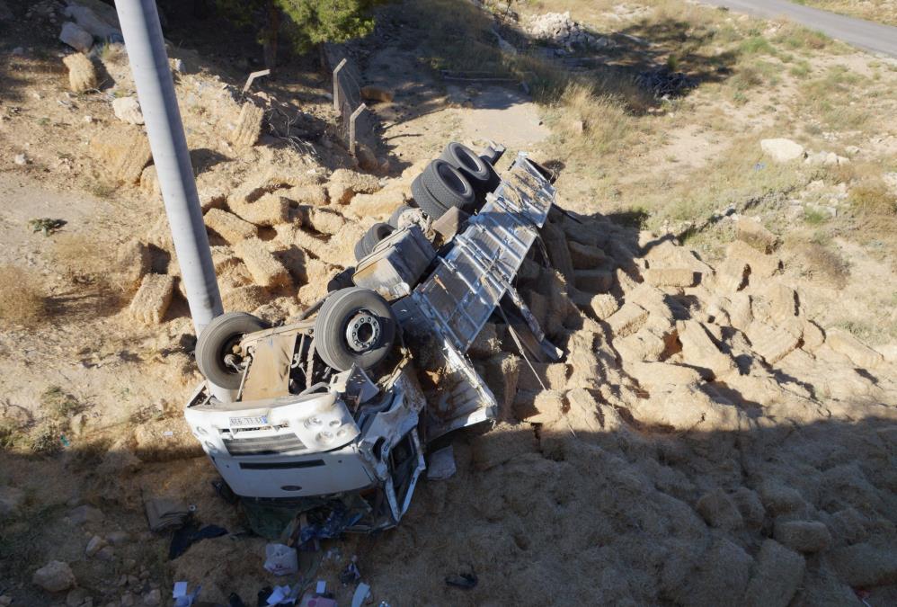 konyadan-karamana-saman-balyasi-goturen-kamyon-kaza-yapti-1-olu-001.jpg