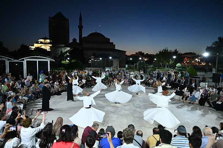 konyada-mevlana-yili-etkinlikleri-halka-acik-sema-gosterisi-duzenleniyor.jpg