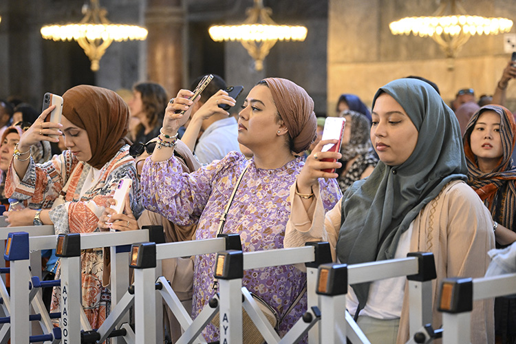 ayasofya-camii-3-yilda-21-milyon-ziyaretci-agirladi-012.jpg