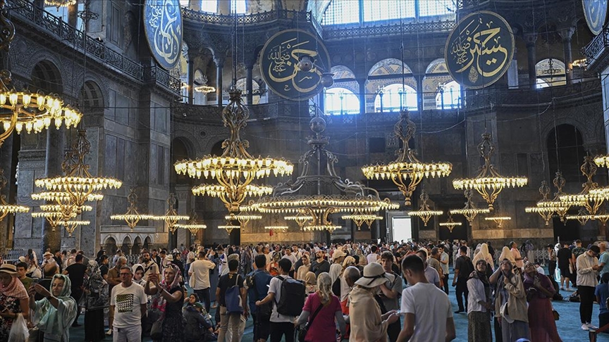 ayasofya-camii-3-yilda-21-milyon-ziyaretci-agirladi-013.jpg