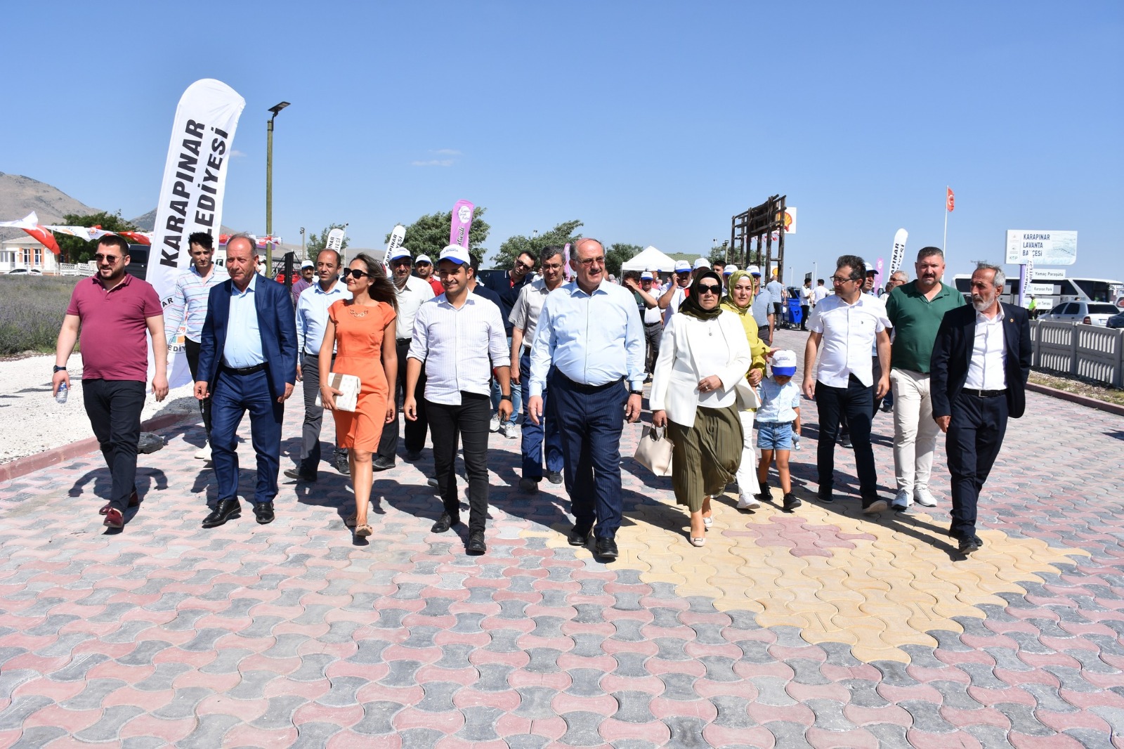 konyanin-gol-manzarali-lavanta-bahcesinde-festival-gerceklestirildi.jpg