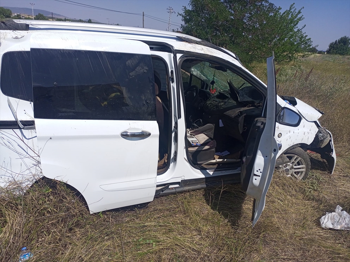 konyada-hafif-ticari-arac-devrildi-4-yarali-001.jpg