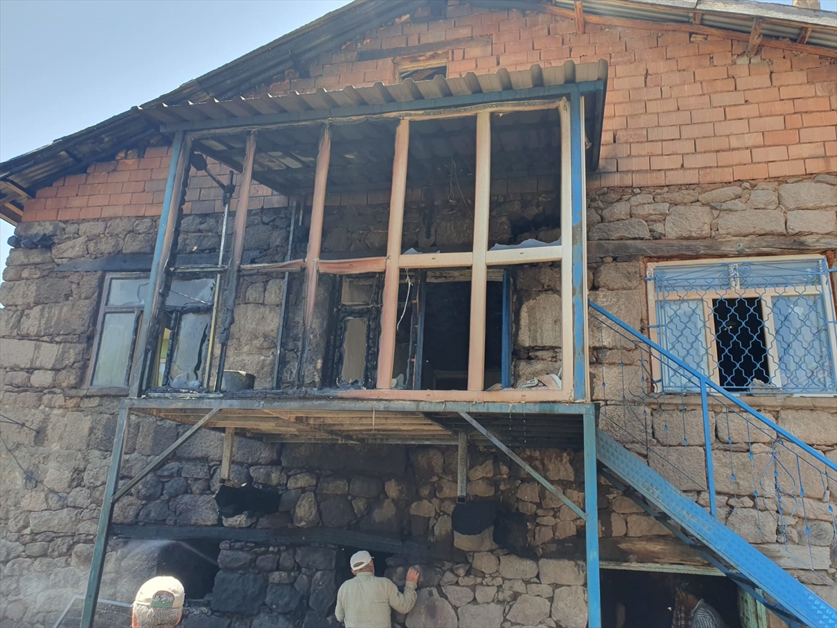 konyada-alevler-iki-katli-evi-kullanilamaz-hale-getirdi.jpg