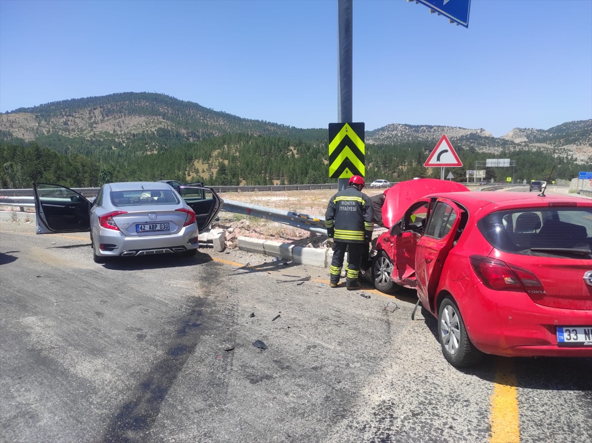 konyada-iki-otomobil-carpisti-5-yarali.jpg