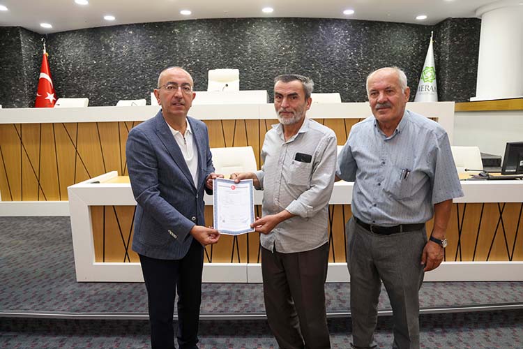 meram-belediyesi-imar-ve-mulkiyet-sorunlarinin-cozumu-amaciyla-baslattigi-18-madde-uygulamalarinda-rekora-kosuyor-aymanas-mahallesindeki-735-bin-metrekarelik-alanda-hak-sahiplerine-tapulari-dagitilmaya-baslandi-bin-800-kisi-yeni-tapularina-kavustu-001.jpg