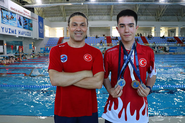 yuzmeyle-basladi-serbest-dalista-madalyalari-topladi-001.jpg