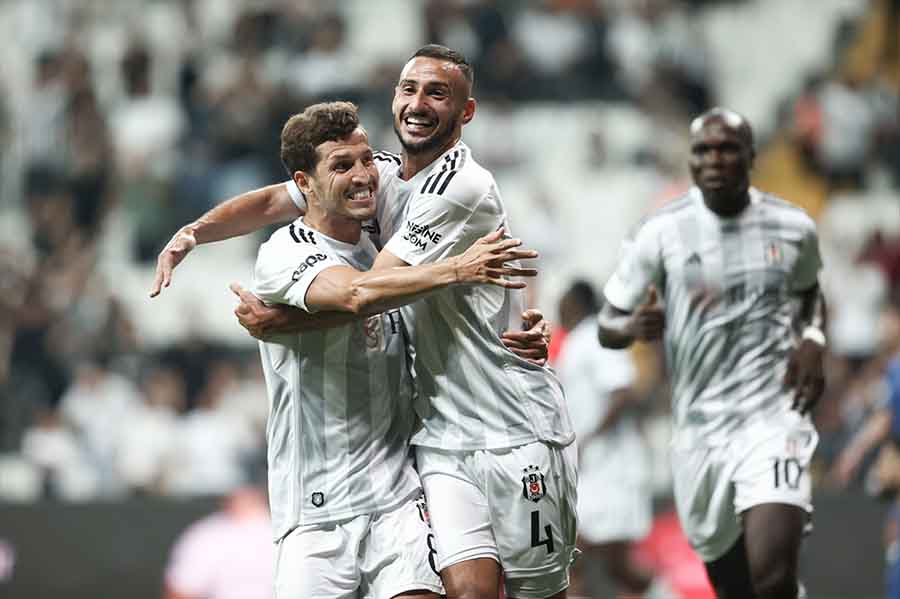 besiktas-evinde-tur-kapisini-araladi-001.jpg