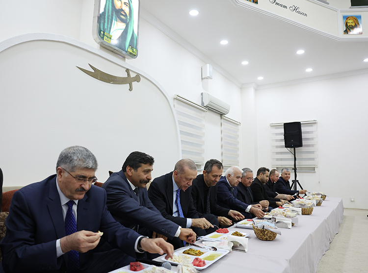 erdogan-cemevinde-iftara-katildi-001.jpg
