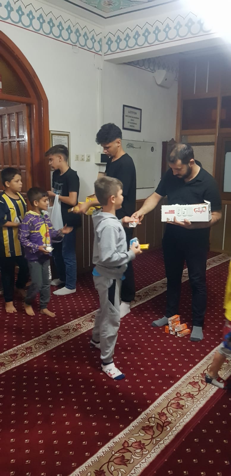 konyada-camiye-kosan-cocuklar-hediyeleri-kapiyor-001.jpeg