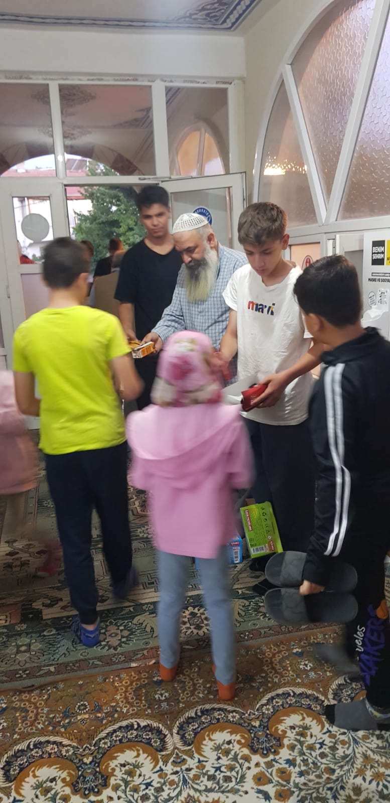 konyada-camiye-kosan-cocuklar-hediyeleri-kapiyor-002.jpeg