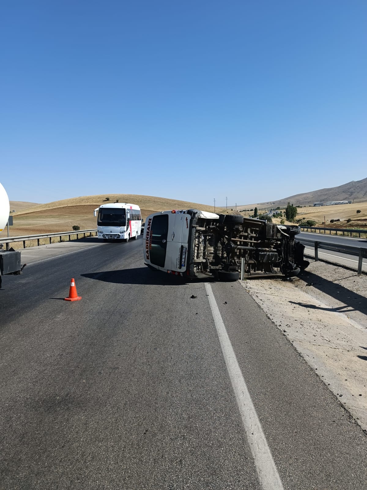 konyada-yolcu-minibusu-devrildi.jpg