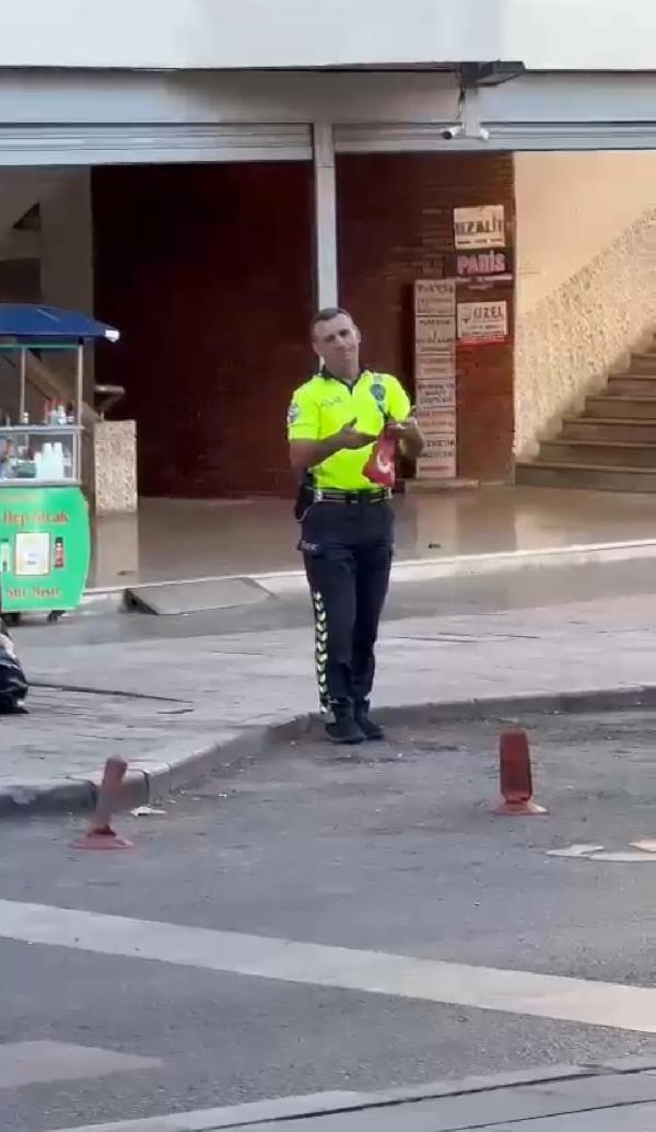 trafik-polisinden-alkislanacak-hareket-gordu-hemen-aldi.jpg