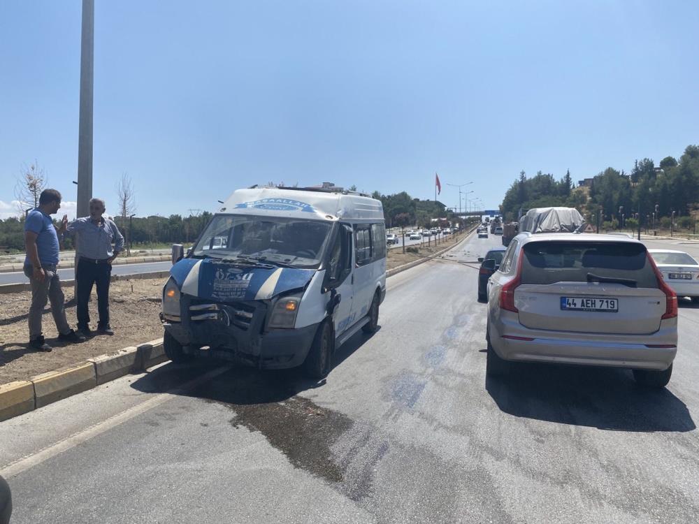 16-aracin-karistigi-kazada-1i-polis-2-kisi-yaralandi.jpg