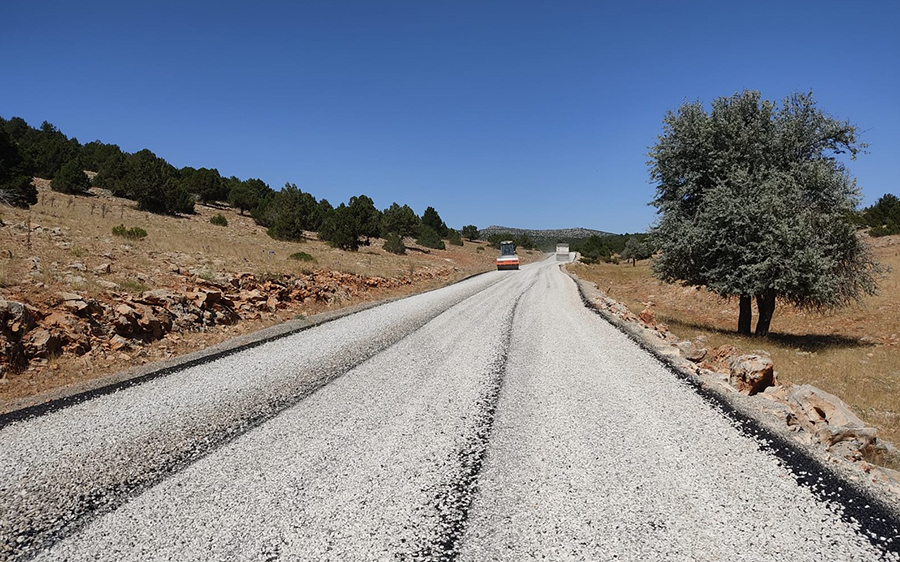 konyanin-iki-ilcesini-baglayan-yol-artik-daha-konforlu-002.jpg