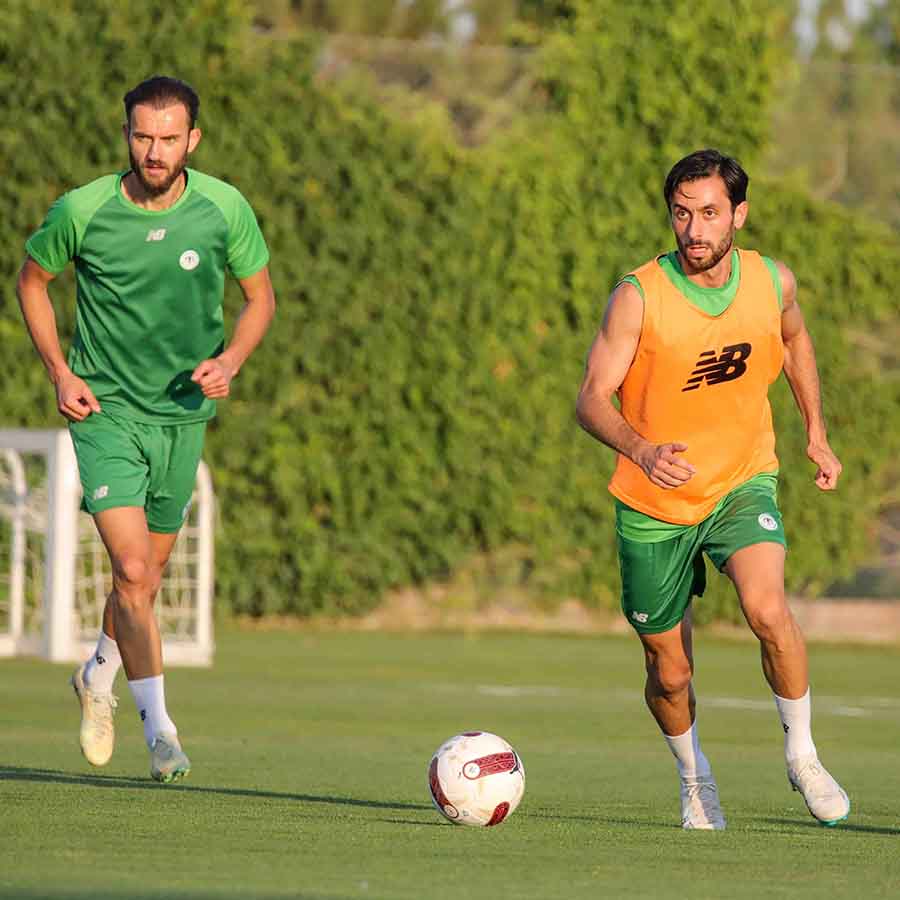 konyasporun-yeni-transferleri-sahaya-cikti-002.jpg