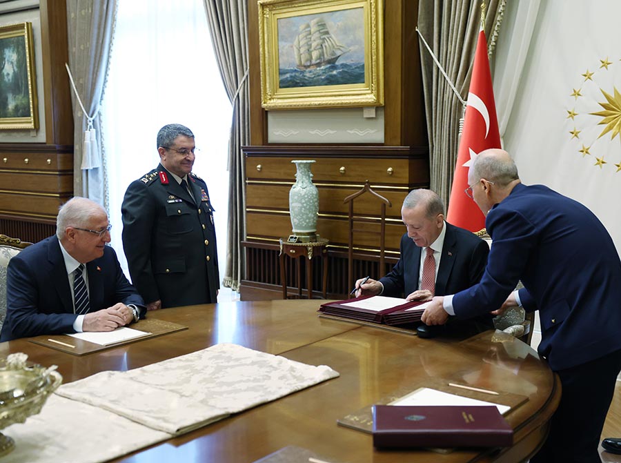 yeni-genelkurmay-baskani-orgeneral-metin-gurak-oldu-002.jpeg