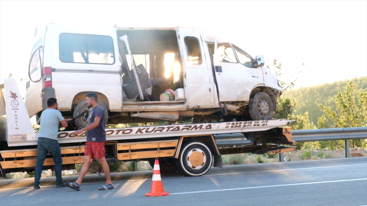 karaman-yolunda-minibus-devrildi-olu-ve-cok-sayida-yarali-var-001.jpg