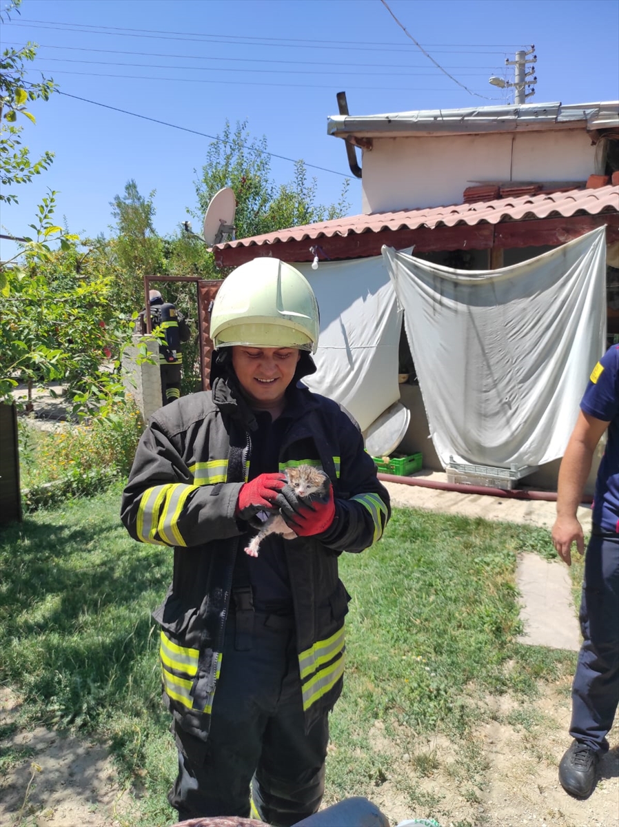 konyada-evde-yangin-cikti-2-cani-itfaiye-kurtardi.jpg