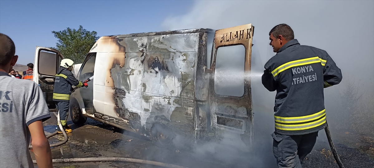 konyada-saman-yuklu-minibuste-cikan-yangin-tarlaya-sicradi.jpg