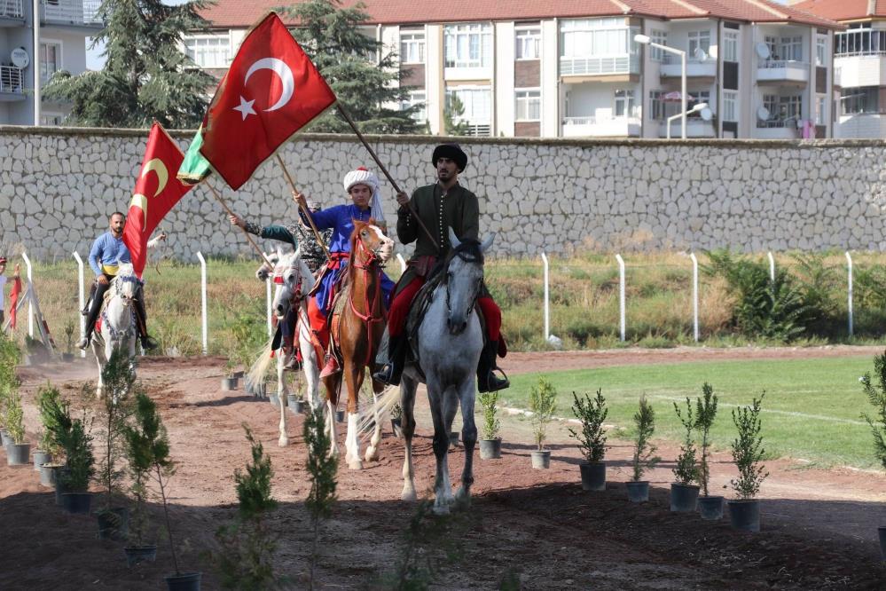 unlu-futbolcular-aksehir-milli-mucadele-gunu-etkinligine-katildi-003.jpg