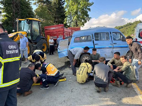 isci-tasiyan-minibusler-carpisti-cok-sayida-yarali-var-002.jpg