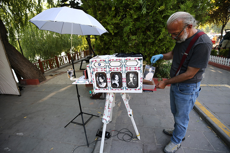 koruklu-fotograf-makinesiyle-turistlere-nostalji-yasatiyor-001.jpg