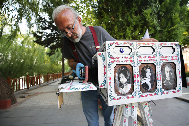 koruklu-fotograf-makinesiyle-turistlere-nostalji-yasatiyor.jpg
