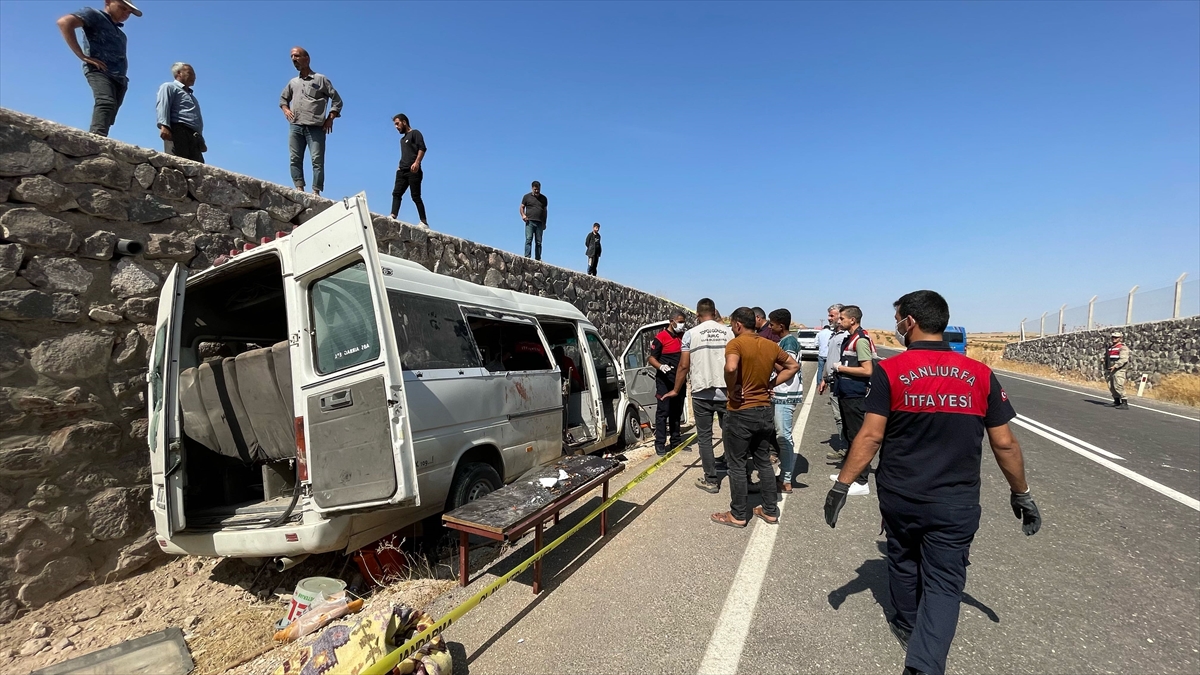 tarim-iscilerini-tasiyan-minibus-istinat-duvarina-carpti-3-olu-17-yarali-002.jpg