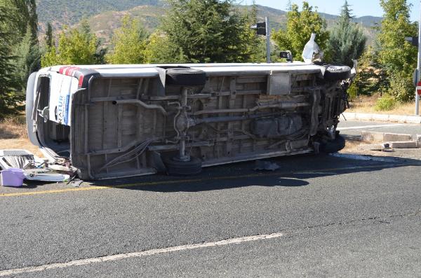 tur-minibusu-ile-yolcu-carpisti-18-yarali.jpg