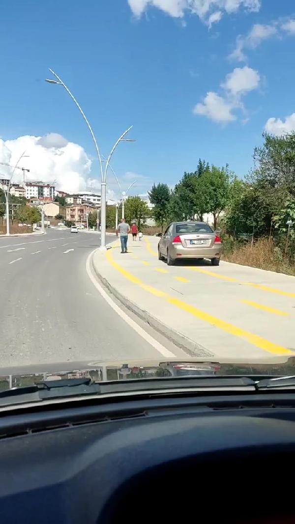 konya-plakali-otomobil-bos-yol-yerine-kaldirimda-ilerledi.jpg