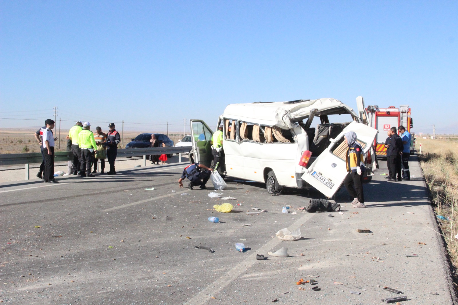 konya-yolunda-yolcu-minibus-devrildi-1-olu-10-yarali-004.jpg