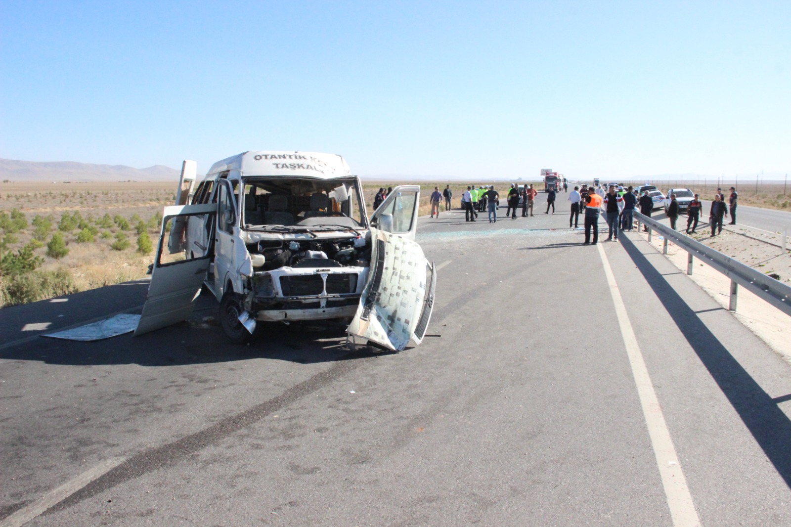 konya-yolunda-yolcu-minibus-devrildi-1-olu-10-yarali.jpg