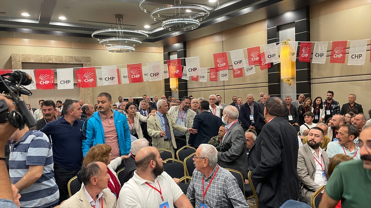 chpnin-konya-il-kongresinde-gerginlik-salonu-terk-ettiler-003.jpg