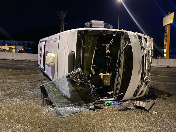 osbdeki-fabrika-iscilerini-tasiyan-minibus-devrildi-001.jpg