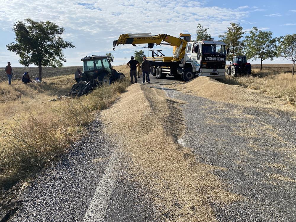 konyada-kaza-yapan-traktor-yolu-trafige-kapatti-001.jpg