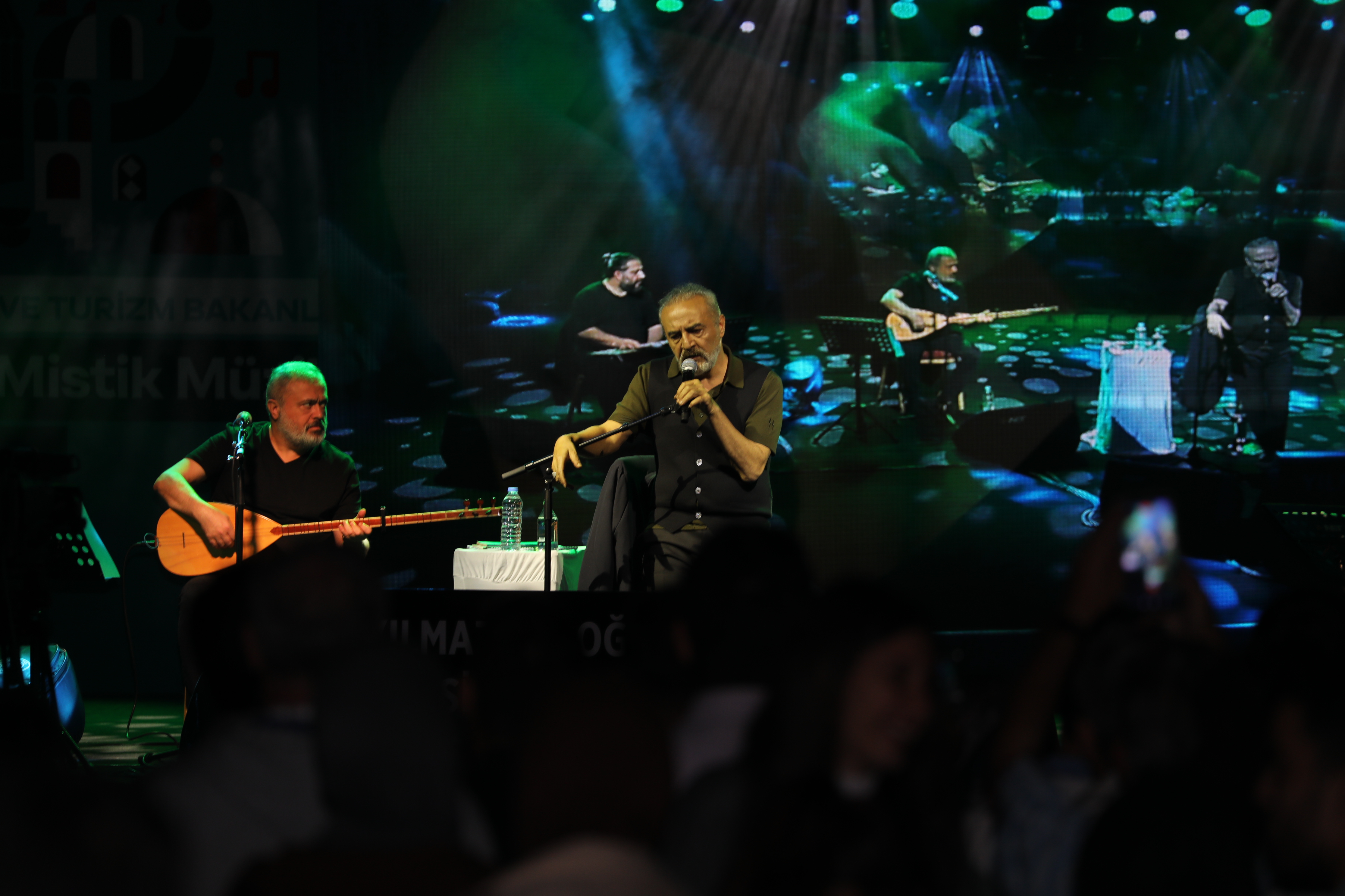konya-mistik-muzik-festivalinin-son-gununde-yilmaz-erdogan-sahne-aldi-001.jpg