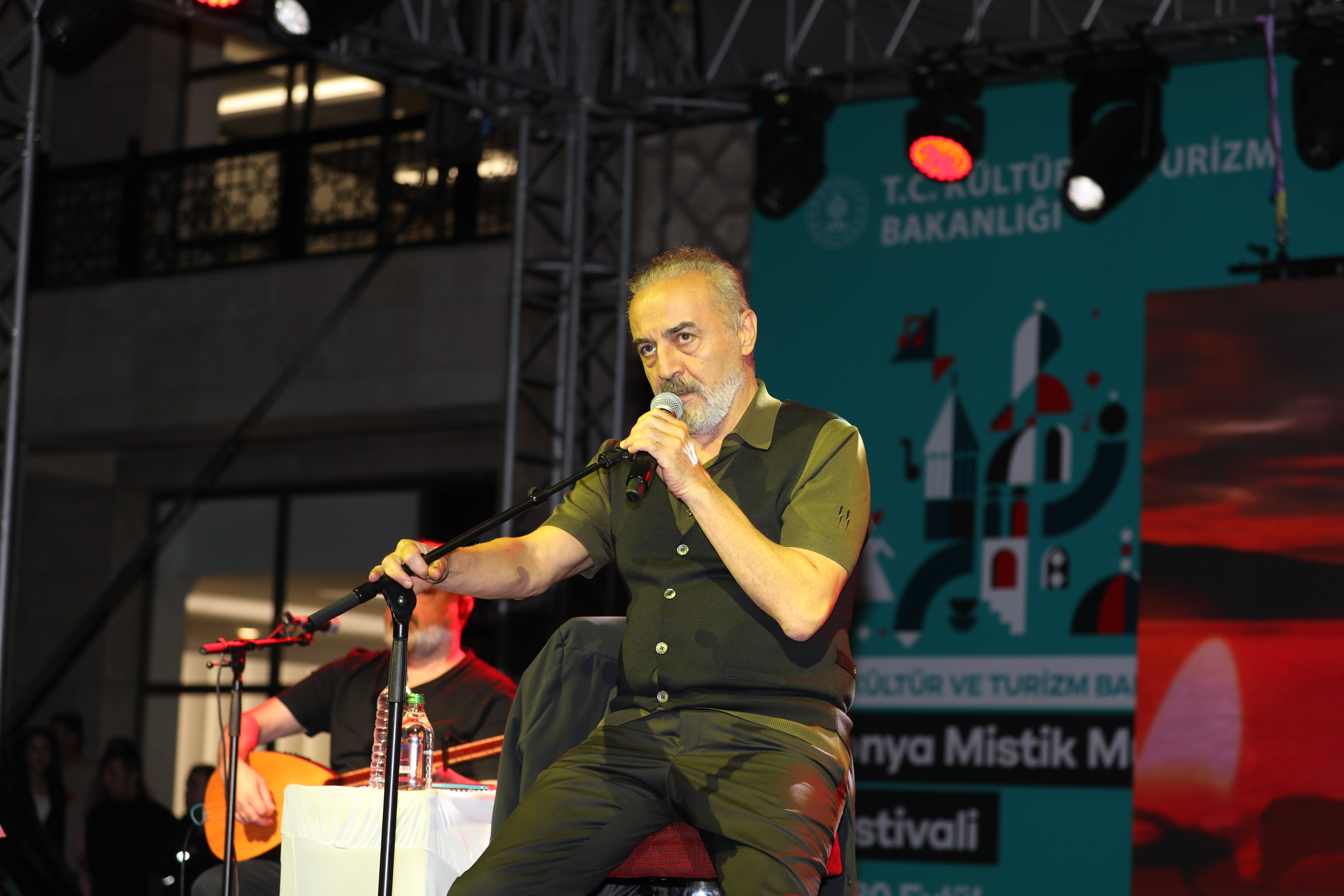 konya-mistik-muzik-festivalinin-son-gununde-yilmaz-erdogan-sahne-aldi-002.jpg
