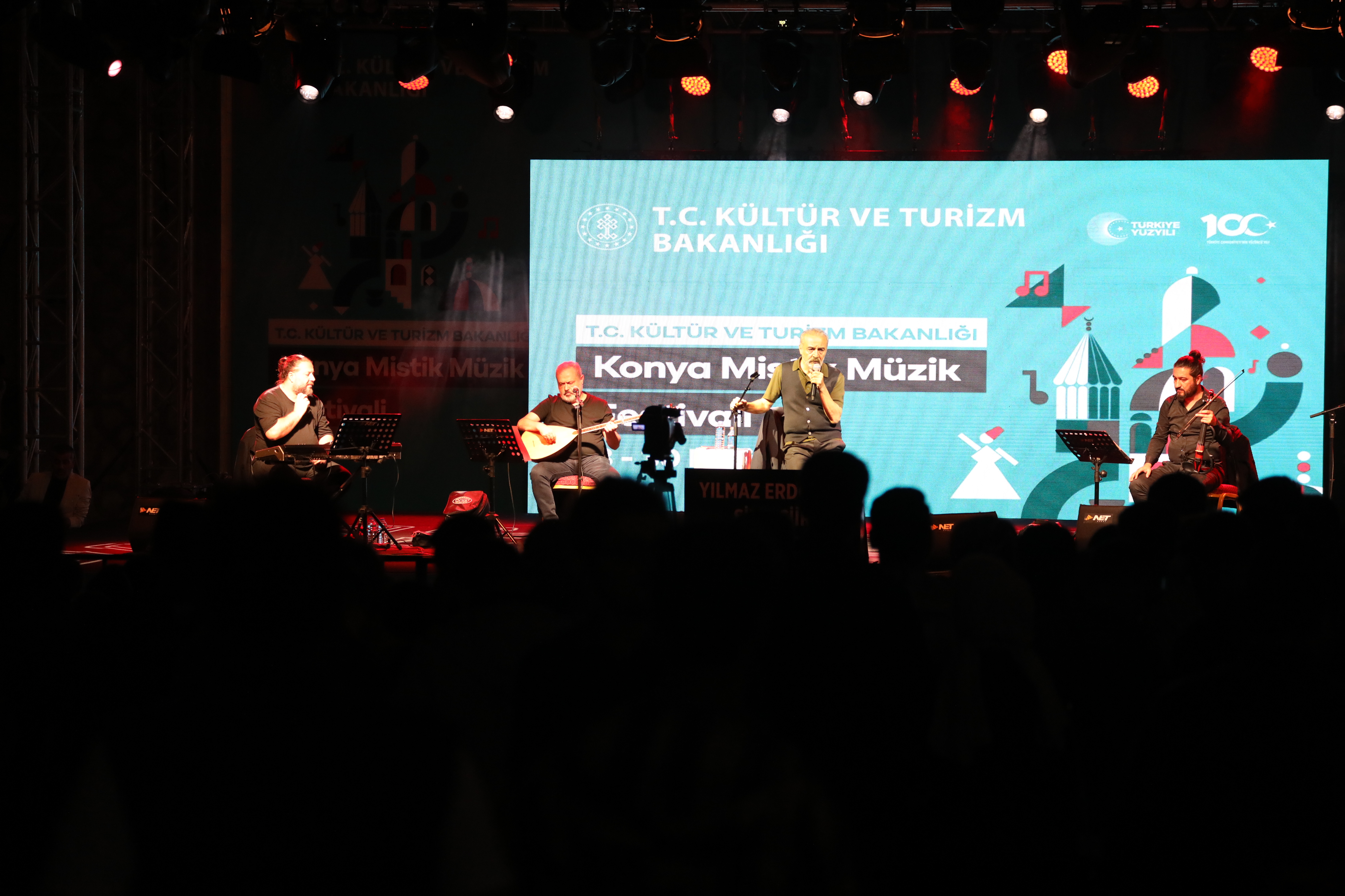 konya-mistik-muzik-festivalinin-son-gununde-yilmaz-erdogan-sahne-aldi.jpg