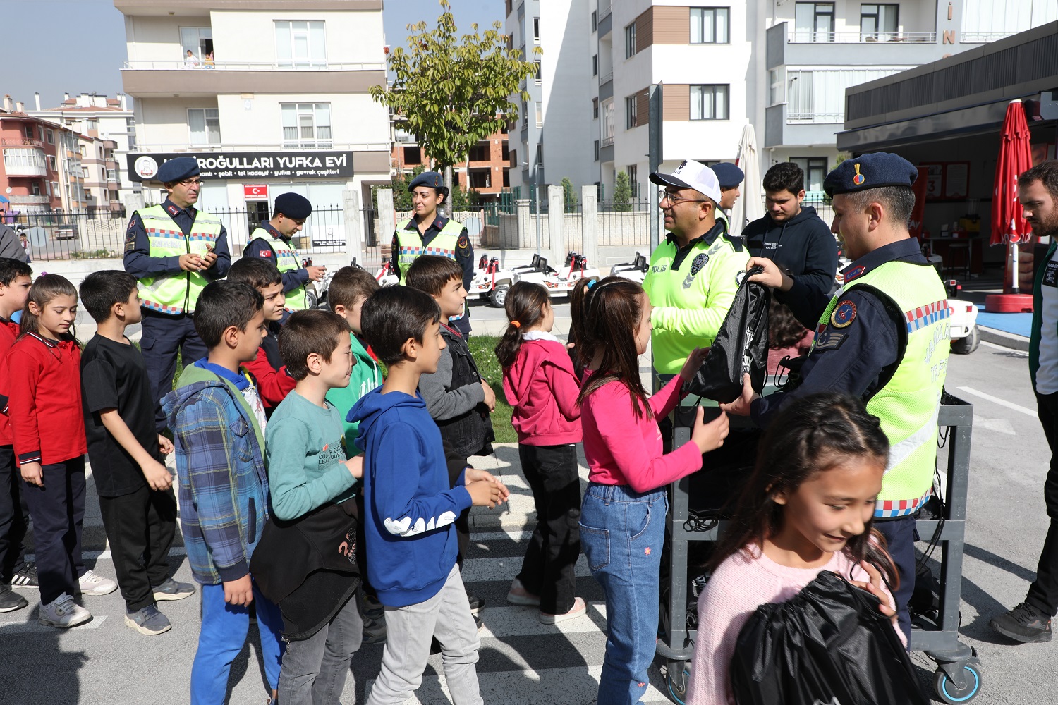 karataydaki-bu-parkta-cocuklar-trafik-bilinci-asilaniyor-003.jpg