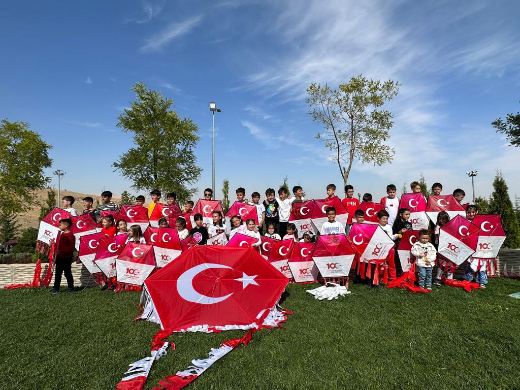 konyada-gokyuzunu-ay-yildizli-ucurtmalar-susledi-003.jpg