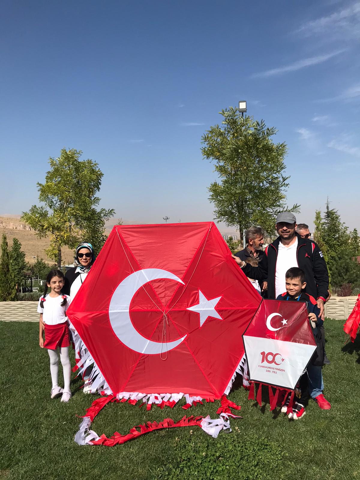 konyada-gokyuzunu-ay-yildizli-ucurtmalar-susledi-004.jpg