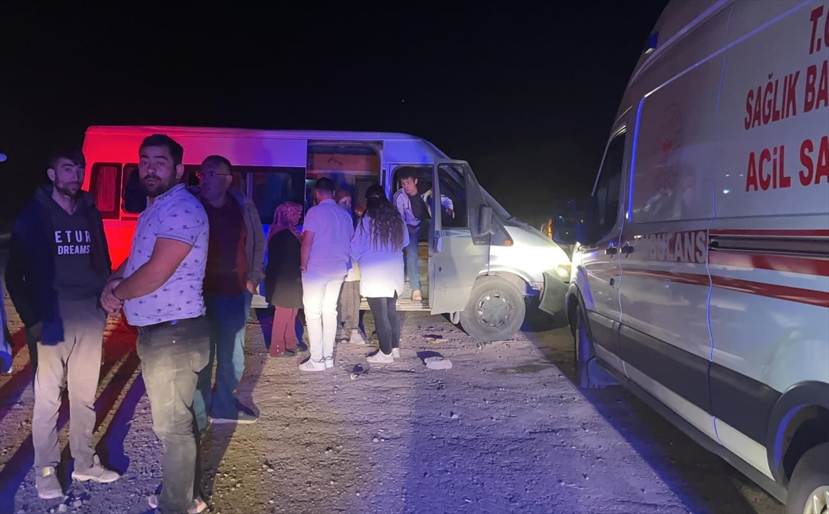 minibus-refuje-carpti-7-kisi-yaralandi.jpg