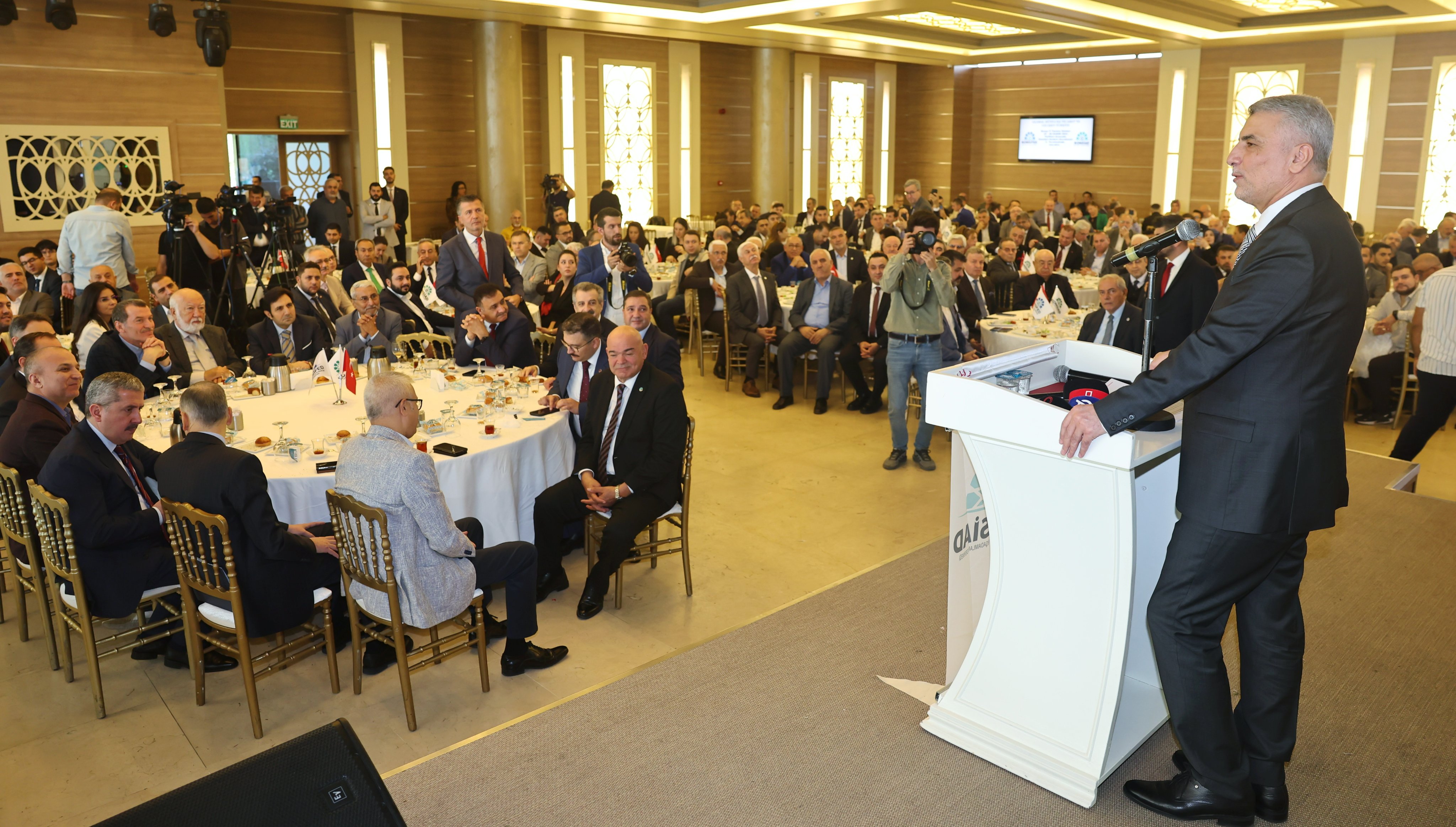 ticaret-bakani-omer-bolat-konyali-is-adamlariyla-bir-arada.jpg
