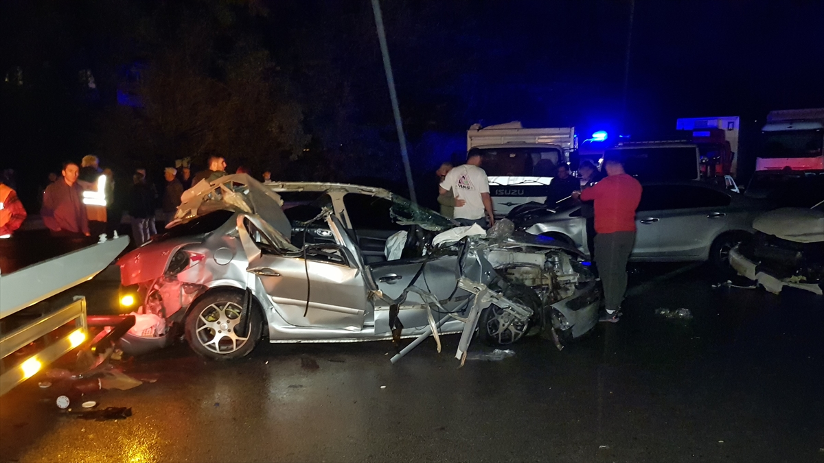 26-arac-birbirine-girdi-2si-agir-13-yarali-var-001.jpg