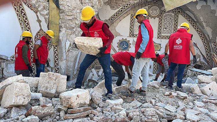 konya-depremde-yikilan-anadolunun-ilk-camisini-yeniden-insa-ediyor-003.jpg