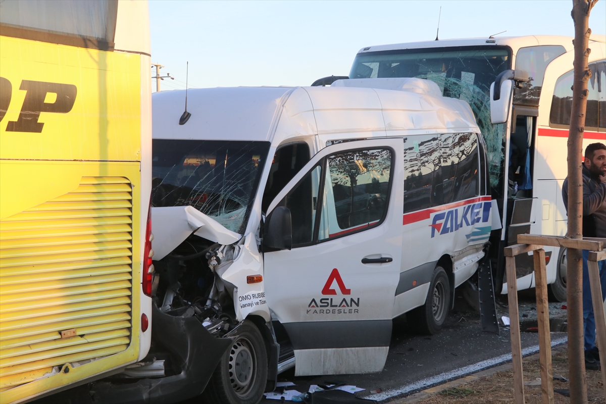 3-otobus-ile-1-minibus-birbirine-girdi-36-yarali-003.jpg