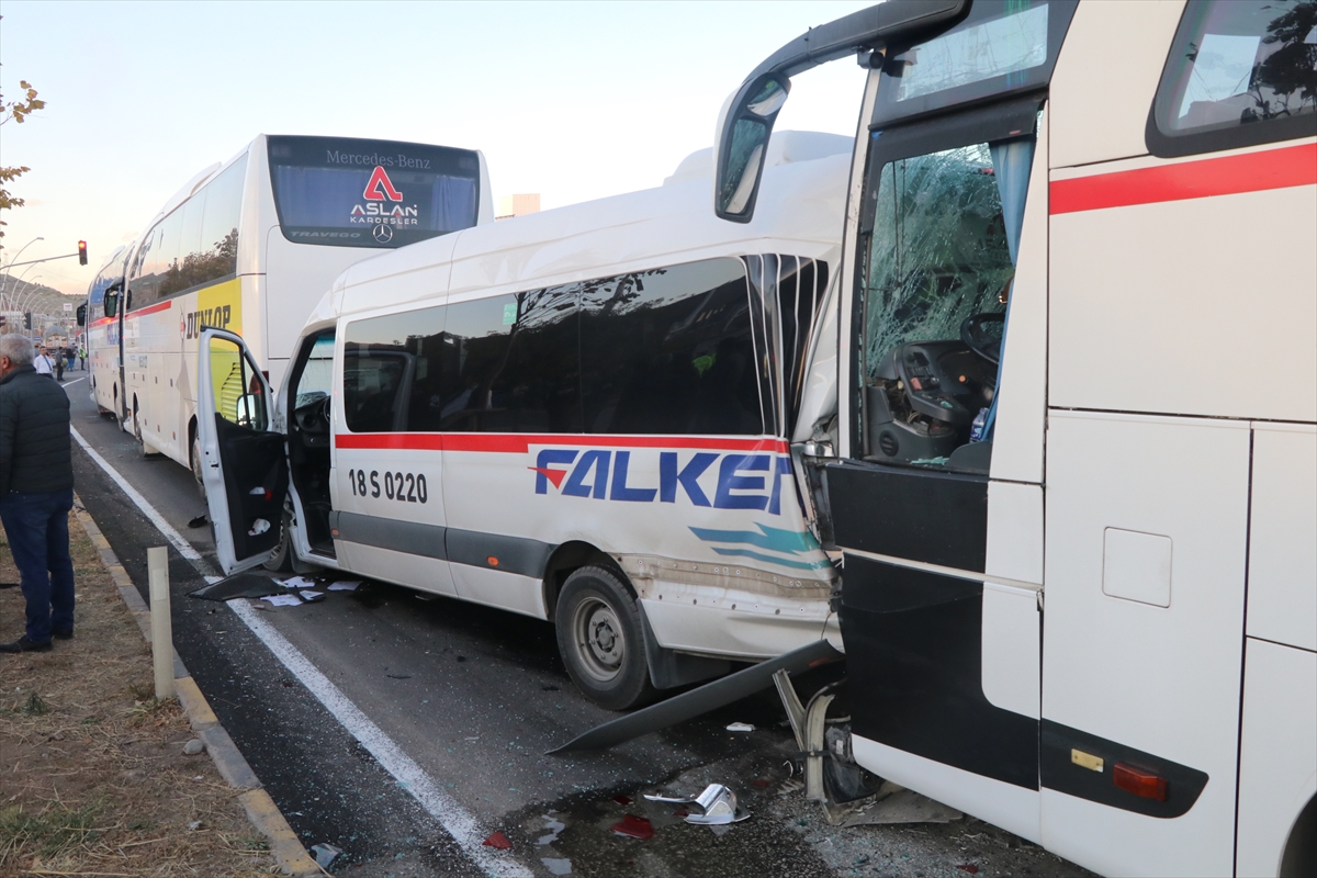 3-otobus-ile-1-minibus-birbirine-girdi-36-yarali.jpg