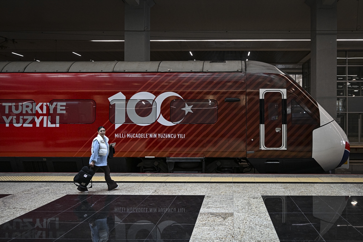 100-yil-treni-ilk-seferine-basladi.jpg