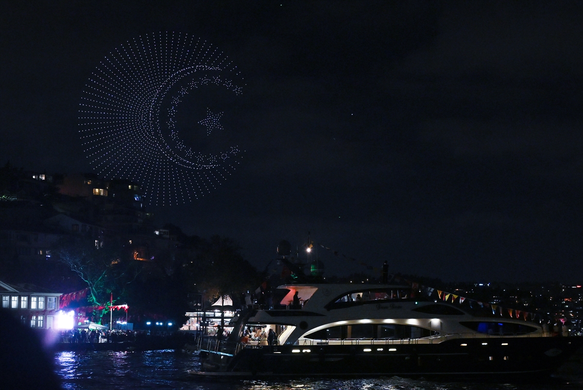 istanbul-bogazinda-2023-dronla-100-yil-gosterisi-002.jpg