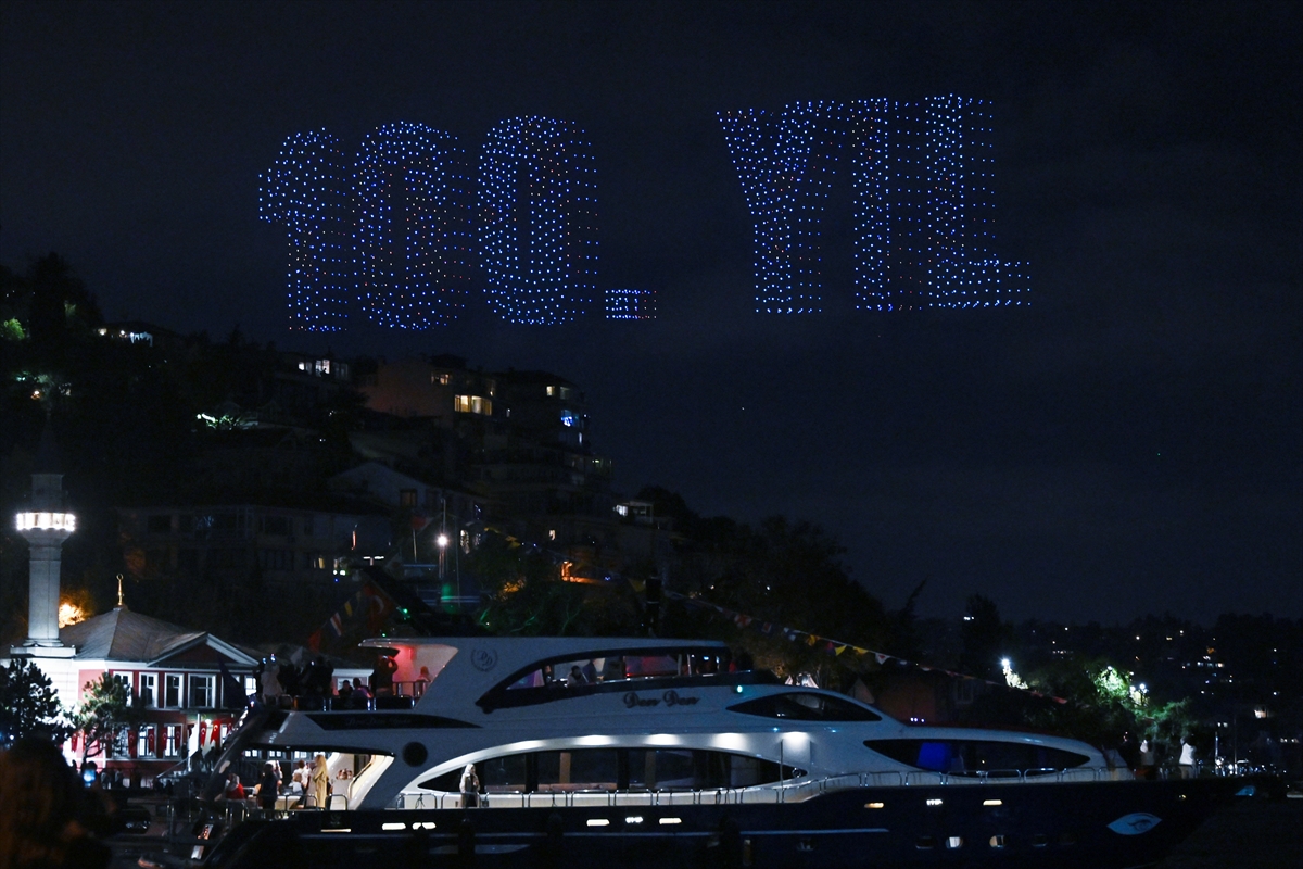 istanbul-bogazinda-2023-dronla-100-yil-gosterisi-003.jpg